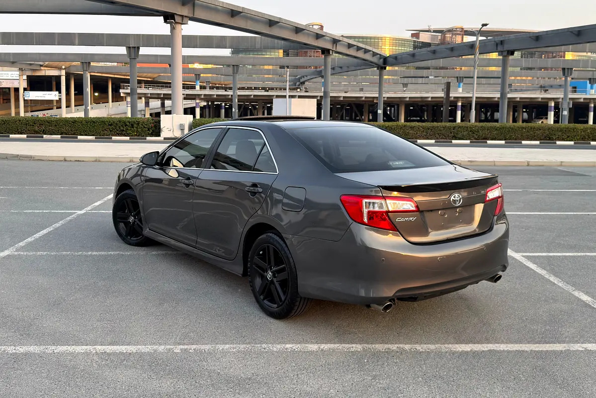 Toyota Camry SE Plus Black Edition 2015 GCC Specifications (2 Keys / Accident Free / Sunroof) photo 3