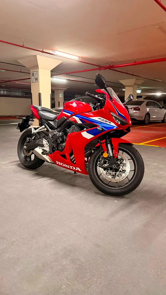 2025 Honda CBR 650R E-Clutch – Only 943 km – Like New
