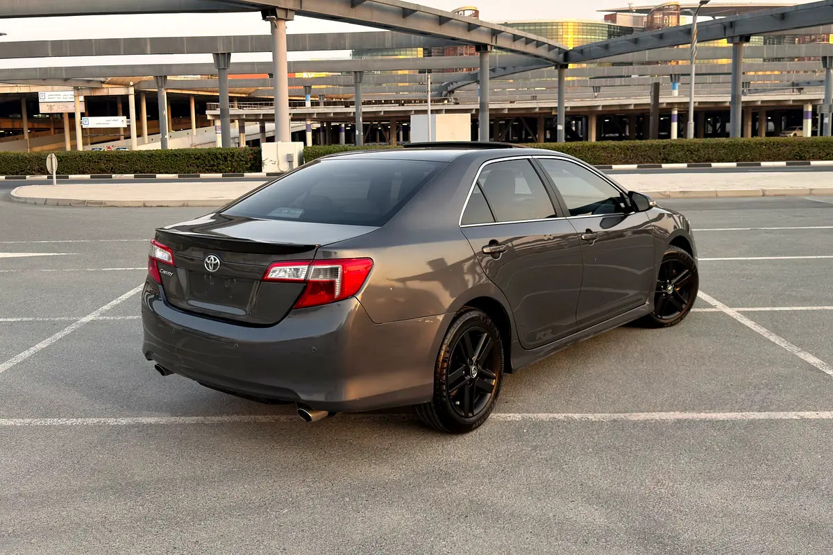 Toyota Camry SE Plus Black Edition 2015 GCC Specifications (2 Keys / Accident Free / Sunroof) photo 4