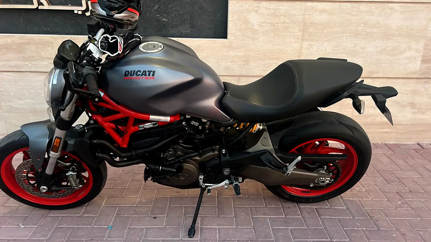 Ducati monster 821 photo 2