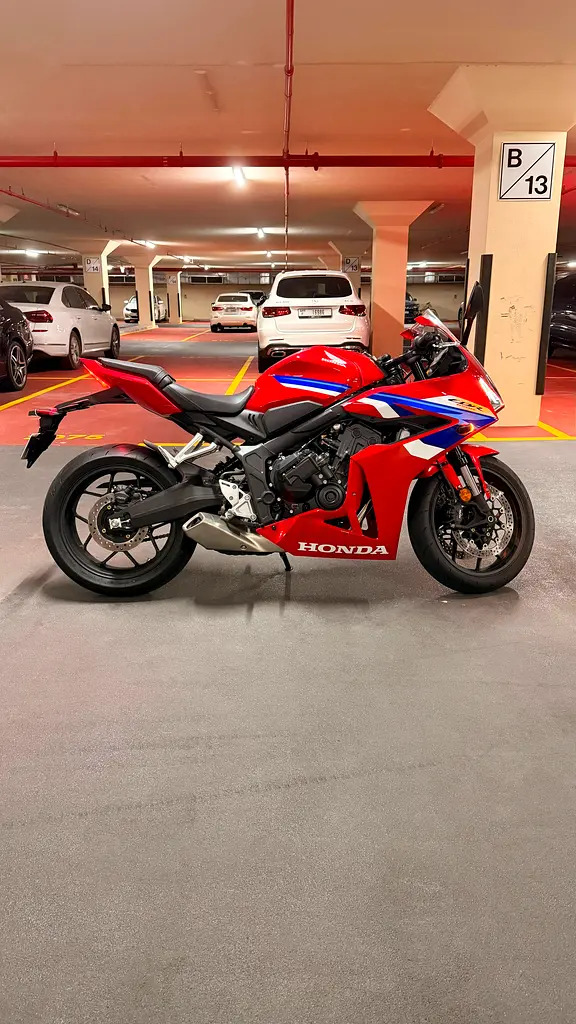 2025 Honda CBR 650R E-Clutch – Only 943 km – Like New photo 3