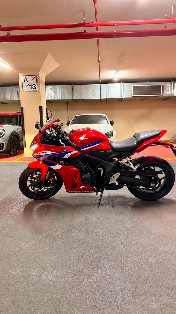 2025 Honda CBR 650R E-Clutch – Only 943 km – Like New photo 2