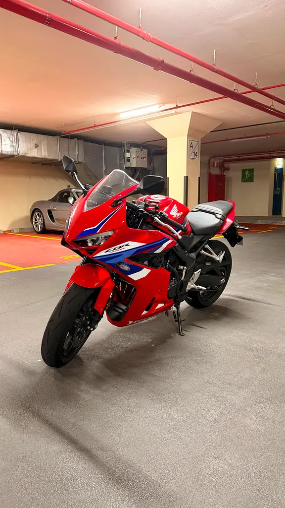 2025 Honda CBR 650R E-Clutch – Only 943 km – Like New photo 4