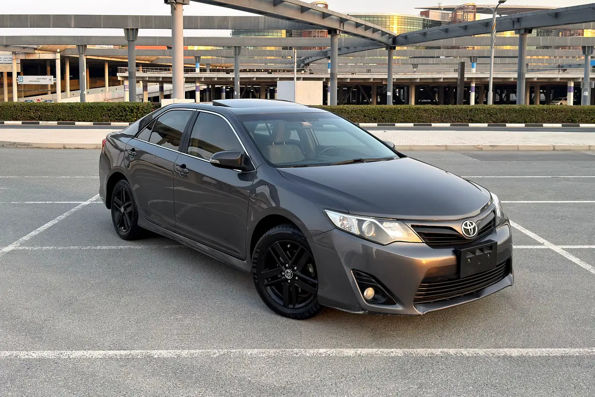 Toyota Camry SE Plus Black Edition 2015 GCC Specifications (2 Keys / Accident Free / Sunroof) photo 2